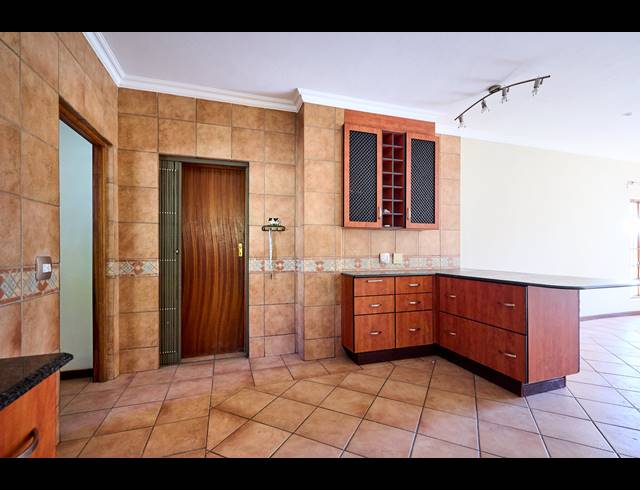 4 BEDROOM HOUSE FOR SALE IN KYALAMI HILLS